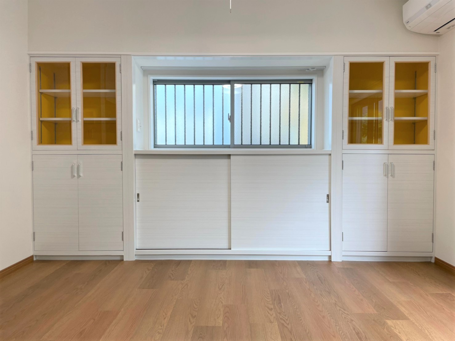 たっぷり収納できる★造作の可動式収納棚